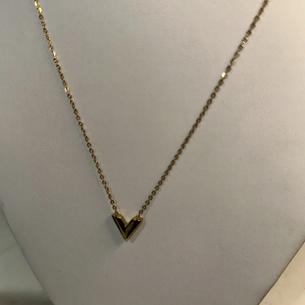 in fashion lv necklace 18” long - Picture 13 of 14